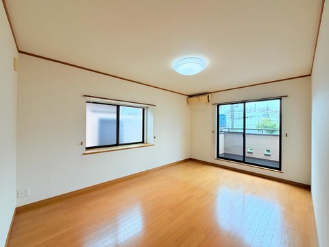 窓が2面にある明るい洋室