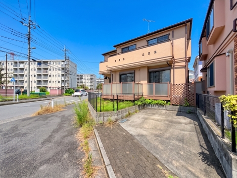前面道路と駐車スペースを備えた戸建て外観