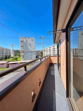 建物のバルコニーから周辺の街並みを望む