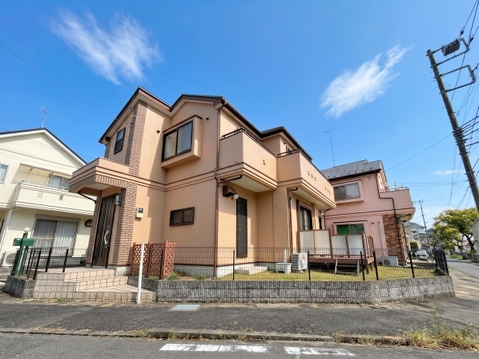 複数の戸建住宅が並ぶ街並みの外観