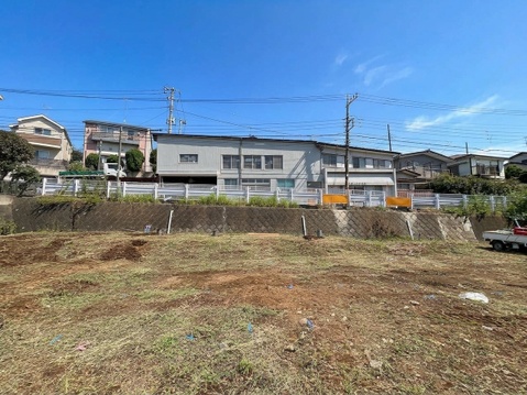建物が見える広い更地