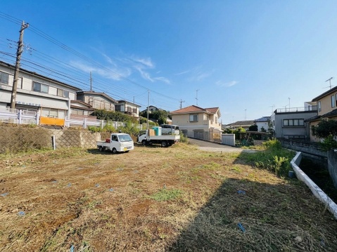 住宅に囲まれた敷地と前面道路の様子