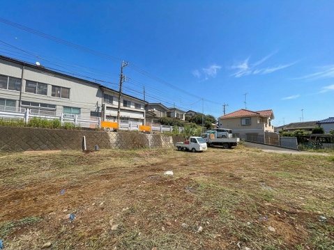 建物に囲まれた広い未舗装の敷地