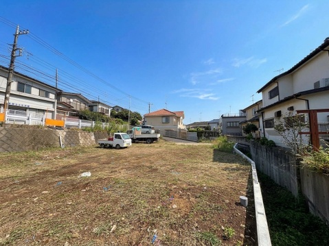 建物に囲まれた敷地と周辺住宅の様子