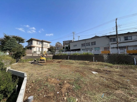 建物に囲まれた未整地の土地