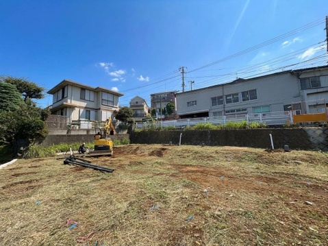 建物周辺の草地から見た外観