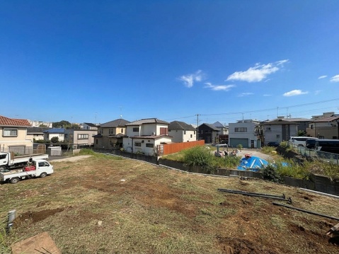 周辺に住宅が見える空き地