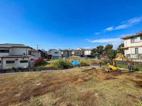周囲に住宅がある広々とした更地