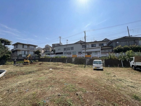 住宅に囲まれた整地前の敷地