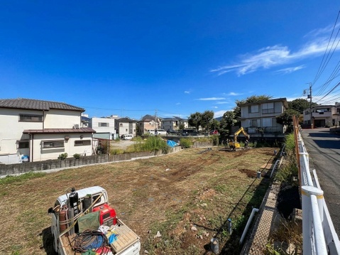 住宅地に隣接した整備中の土地と道路沿いの眺望
