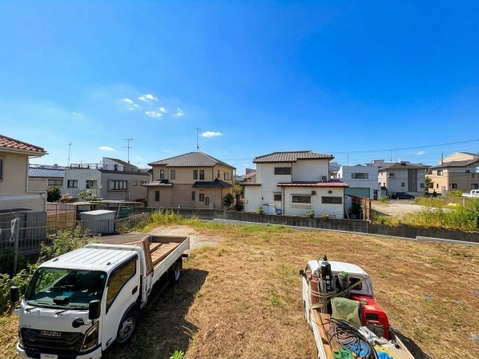 周辺住宅を望む、開放感のある空き地