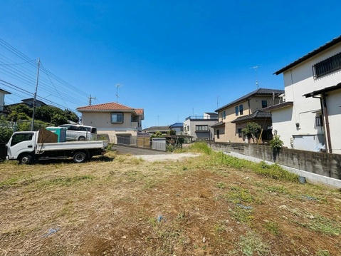 周辺住宅に囲まれた更地