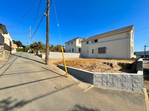 道路に面した戸建住宅の外観
