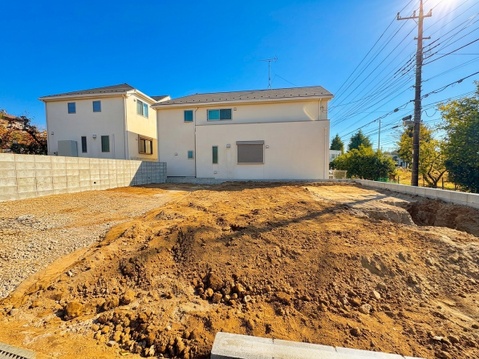 建物外観と整地中の敷地
