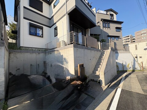 住宅の外観と前面道路の様子