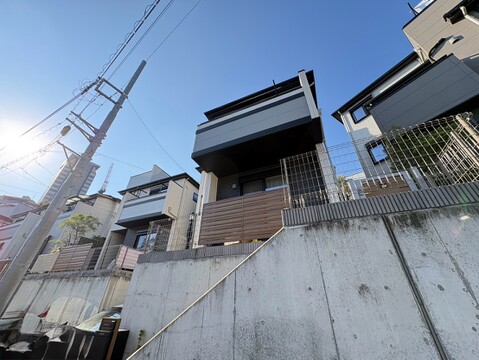 道路から見た住宅外観傾斜地に建つ戸建て