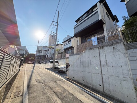 前面道路から見た住宅外観高低差のある立地