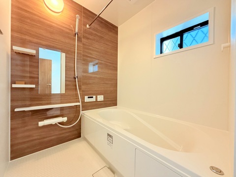 木目調の壁と浴槽を備えた浴室