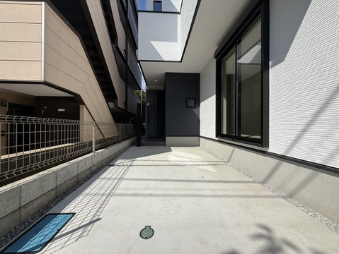 タイル張りの屋外通路と玄関周辺