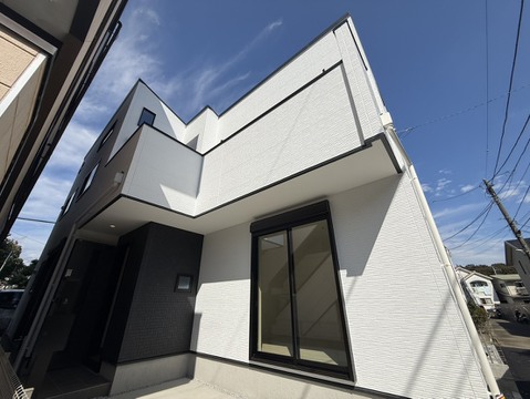 白い外壁の戸建て住宅の外観