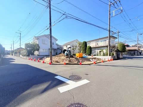 道路沿いの住宅街にある敷地入口付近