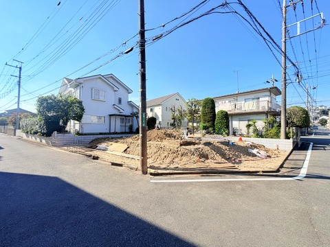 建築中の戸建て住宅と前面道路