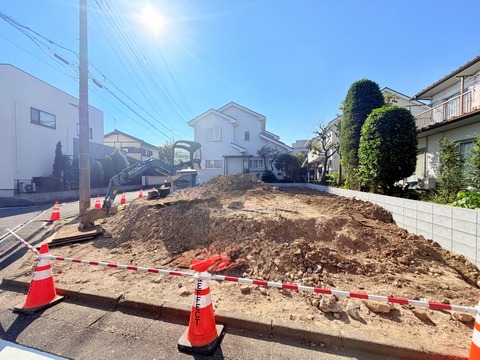 整備中の敷地と前面道路の様子