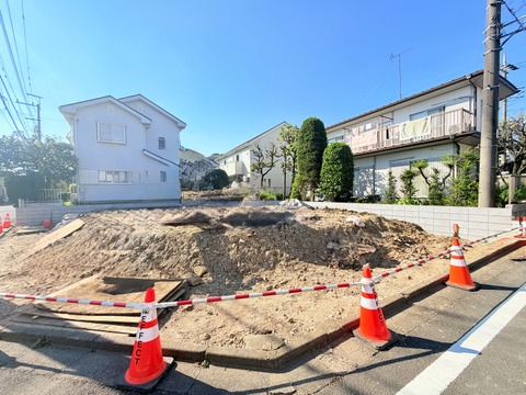 建築中の区画と前面道路の様子