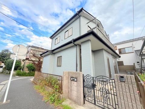 門扉とフェンスのある戸建て住宅の外観