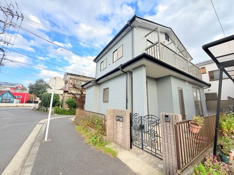 道路沿いに建つ2階建て住宅の外観