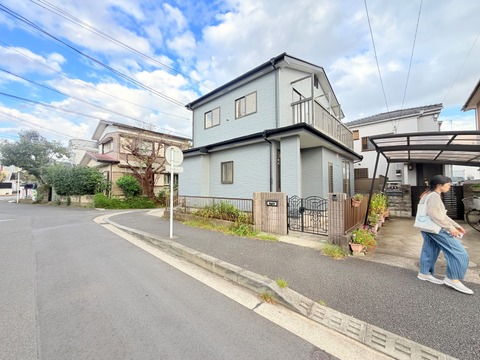 戸建て住宅の外観と前面道路