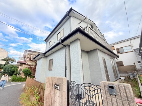 戸建て住宅の外観と門扉