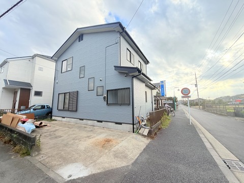 道路沿いに建つ2階建て住宅の外観