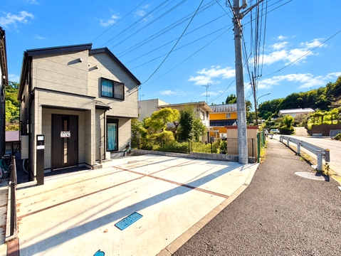 外観と前面道路の様子