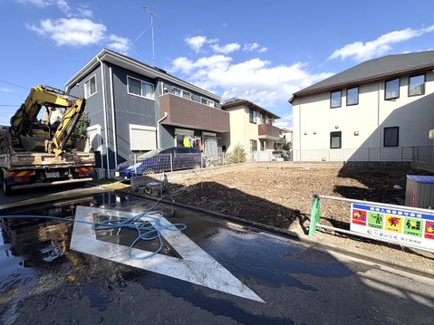 住宅前の舗装された道路と駐車スペース