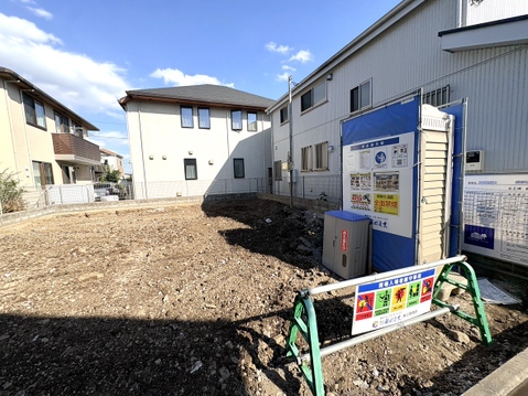 建物脇の更地と案内看板