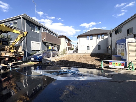 建物前の道路と周辺住宅の様子