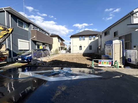 住宅街に並ぶ戸建て住宅と道路の様子