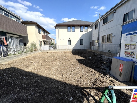 建物に囲まれた砂利敷きの敷地