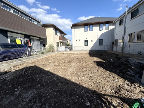 建物に囲まれた未整備の敷地