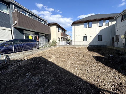 建物に囲まれた砂利敷きの敷地
