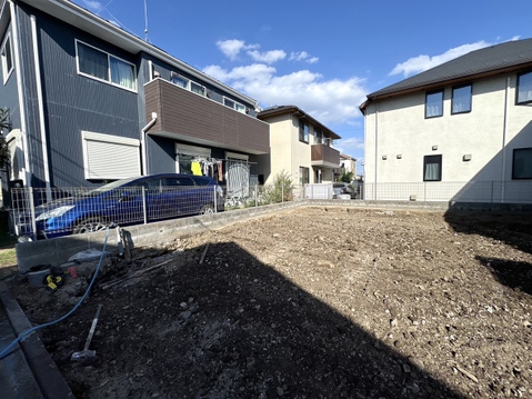 周囲に住宅がある整地された敷地