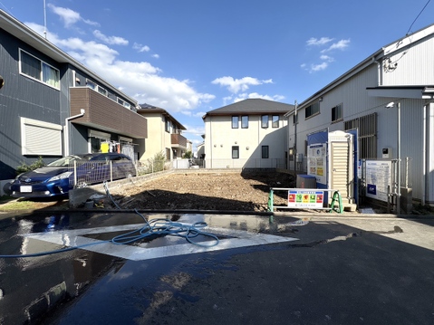 住宅街の道路と戸建て住宅の外観