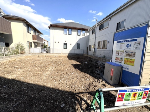 建築中の戸建て住宅と周辺の街並み