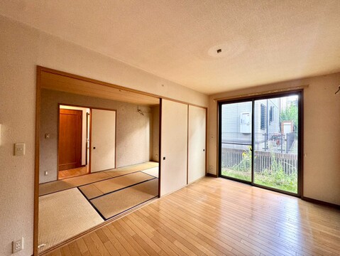 窓から採光のあるフローリングの居室