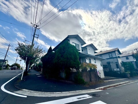 角地に建つ戸建て外観と周辺道路