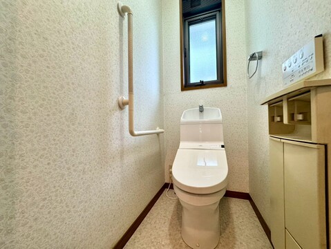 窓付きの明るいトイレ
