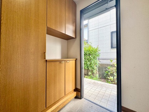 玄関から窓と室内収納を望む