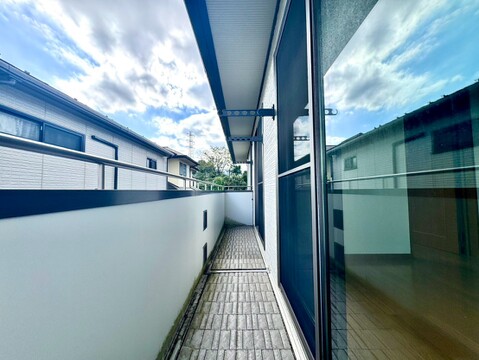 建物間の細長い通路とガラス張りのバルコニー