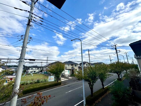 建物周辺の道路と住宅街の様子